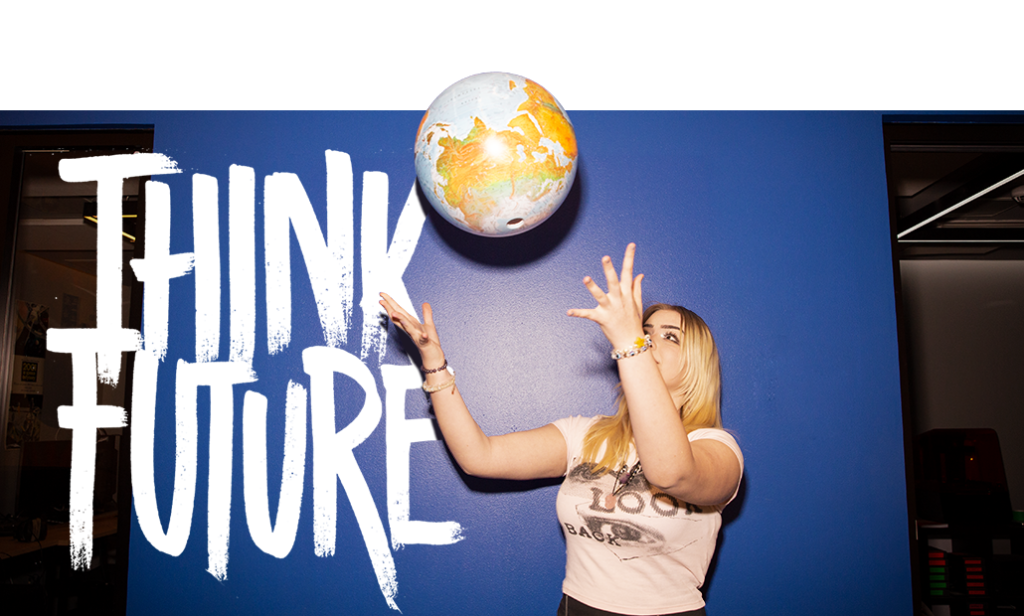 Tyttö heittää maapalloa ilmaan, vieressä teksti "Think future"