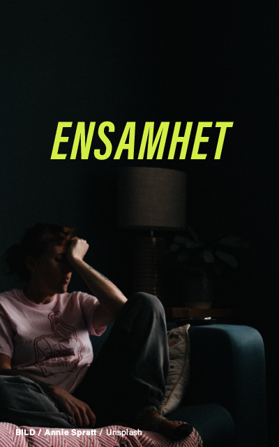 En dyster kvinna sitter i ett mörkt rum med en lampa i bakgrunden och handen vilande på pannan. Ordet "ENSAMHET" visas tydligt med ljusgula bokstäver. Foto av Annie Spratt på Unsplash.