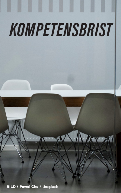 En gråskalebild av tomma moderna stolar uppställda i rad, vilket indikerar en tom eller obevakad miljö, med den framträdande texten "Kompetensbrist" på en halvtransparent bakgrund. Fotot är taget av Pawel Chu på Unsplash.