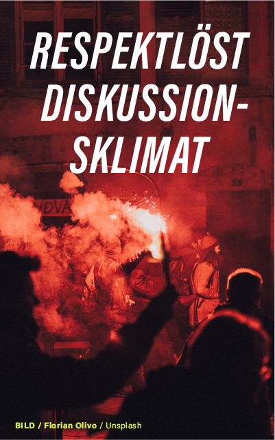 "En nattscen med människor bland rök och upplysta röda facklor, som representerar intensiteten i eskalerande debatter."