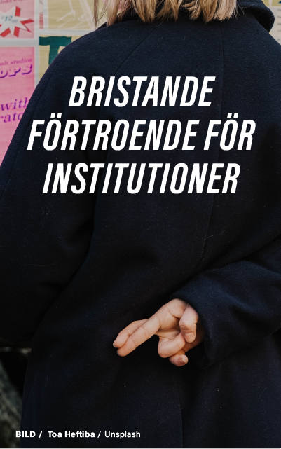 En person sedd bakifrån, klädd i en svart rock, korsar fingrarna bakom ryggen. Frasen "BRISTANDE FÖRTROENDE FÖR INSTITUTIONER" överlagrar bilden i stor vit text. Foto av Toa Heftiba på Unsplash.