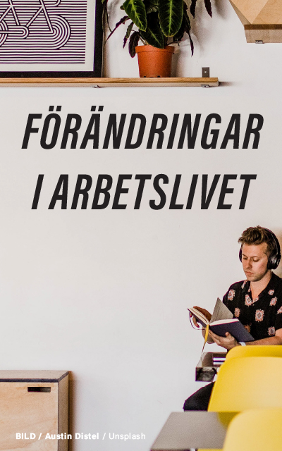 En interiör med en ung man som läser en bok, med hörlurar på, bredvid en vägg med texten "FÖRÄNDRINGAR I ARBETSLIVET". En växt och några konstverk finns också med i bilden. Kredit: Austin Distel/Unsplash.