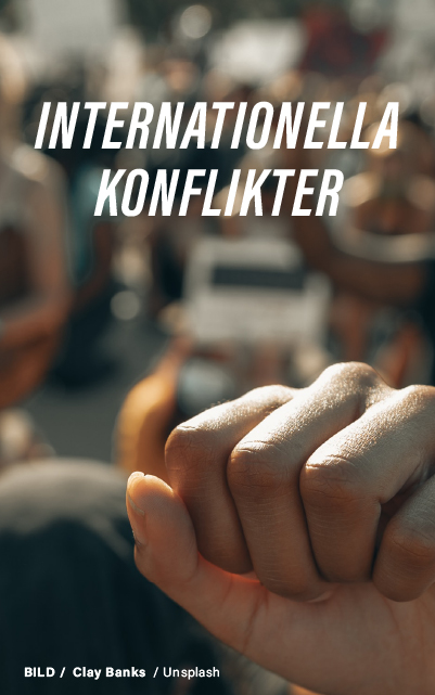 "Närbild på sammanflätade händer, som symboliserar enighet eller spänning, mot en bakgrund av en folkmassa, som symboliserar internationella relationer och konflikter."