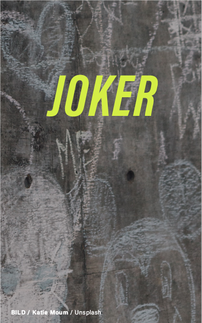 En graffitiklädd vägg med textur och det fetstilta ordet "JOKER" skrivet med gula bokstäver. Foto av Katie Moum på Unsplash.