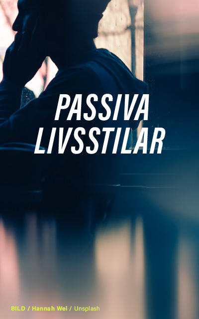 En kontemplativ person sitter vid ett fönster i en svagt upplyst miljö, med frasen "PASSIVA LIVSSTILAR" överlagrad bilden i feta vita bokstäver. Foto av Hannah Wei på Unsplash.