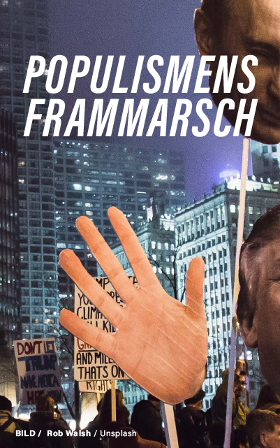 Ett livfullt nattligt stadslandskap med en stor transparent hand i förgrunden, bland protestskyltar och slogans. Den dominerande texten lyder "POPULISMENS FRAMMARSCH", med en kreditering till fotografen Rob Walsh på Unsplash.