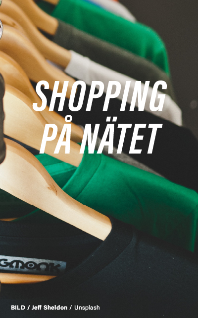 Bild som visar en mängd olika kläder på trägalgar, vilket belyser konceptet e-handel och mode. Texten "SHOPPING PÅ NÄTET" överlagrar bilden. Kredit: Jeff Sheldon / Unsplash.