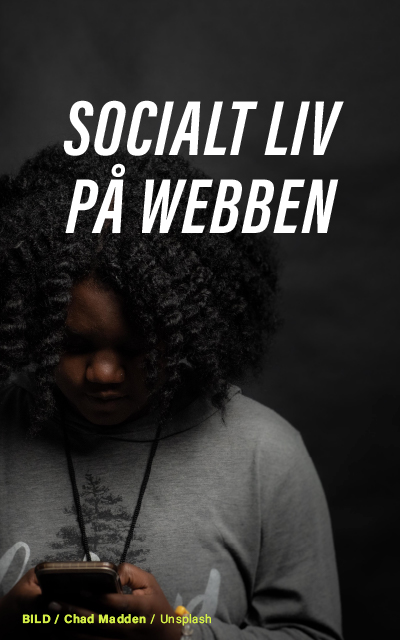 En svartvit närbild på en person som är uppslukad av sin mobila enhet, med sitt lockiga hår i förgrunden, med texten "SOCIALT LIV PÅ WEBBEN" ovanför. Bilden är skapad av Chad Madden från Unsplash.